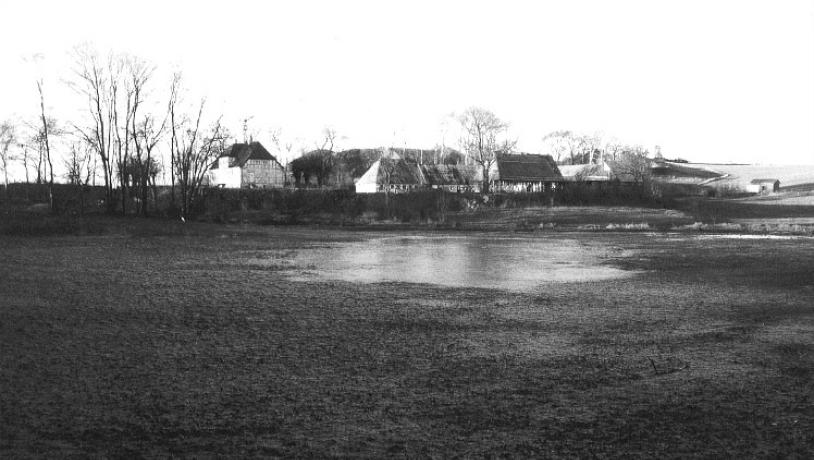 Søbygaard i fortiden uden vand i voldgraven