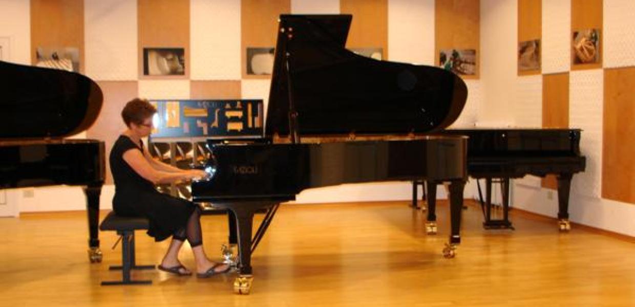 Anne Øland på flygel