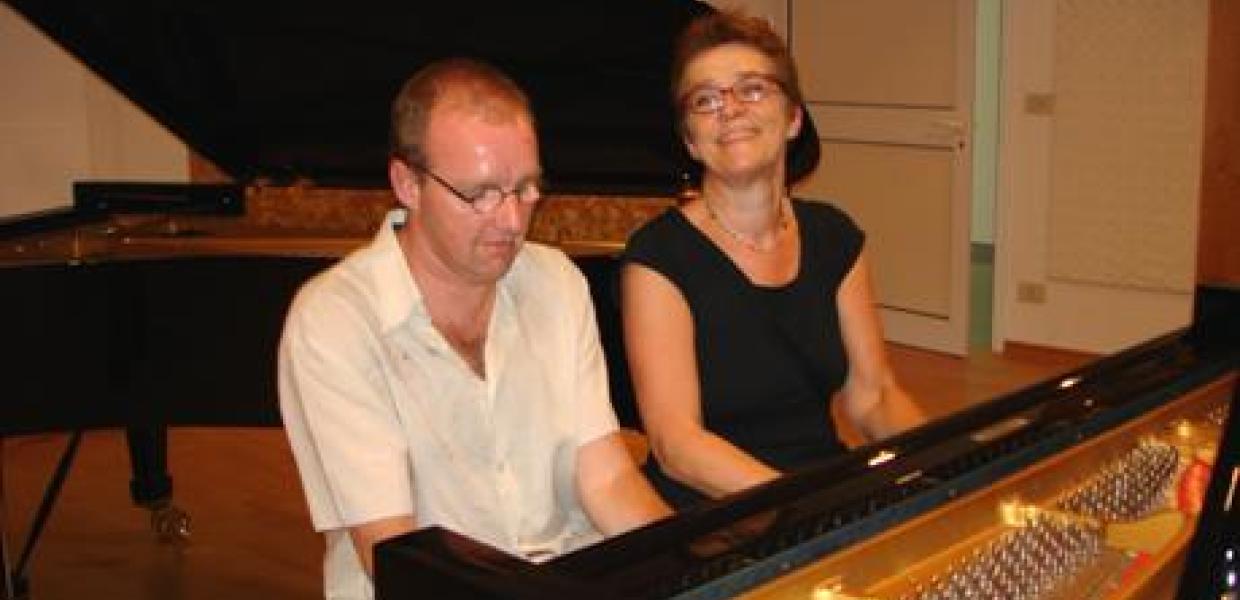 Søren og Anne med flygel