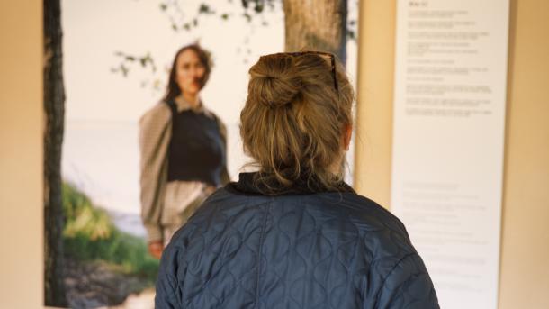 Kvinde besøger udstillingen Ærø Arkivet på Søbygaard