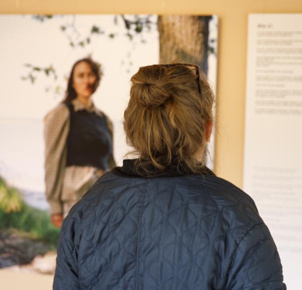 Kvinde besøger udstillingen Ærø Arkivet på Søbygaard