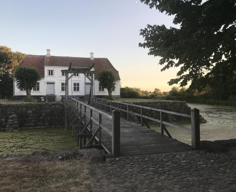 Søbygaard med vindebro